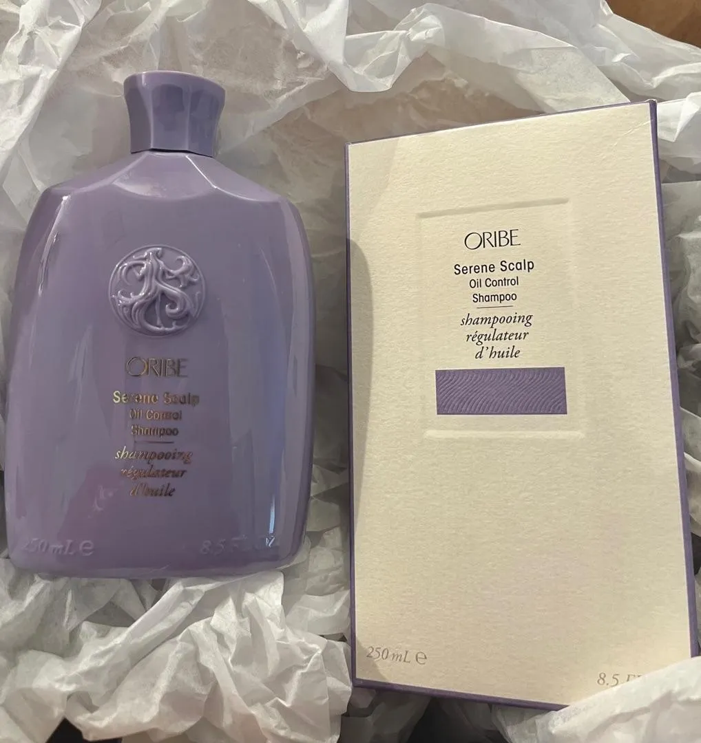 Oribe Serene Scalp Oil Control Shampoo vet haar