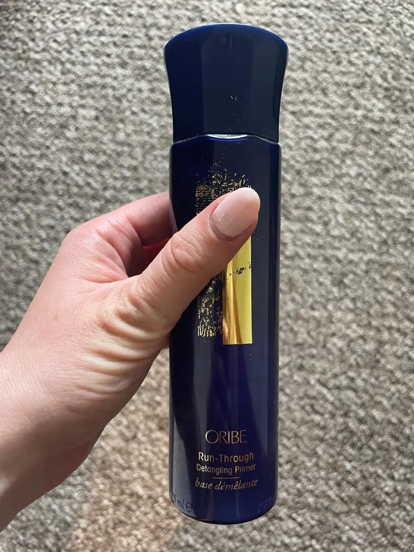 Oribe Run-Through primer standaard ontwarrend