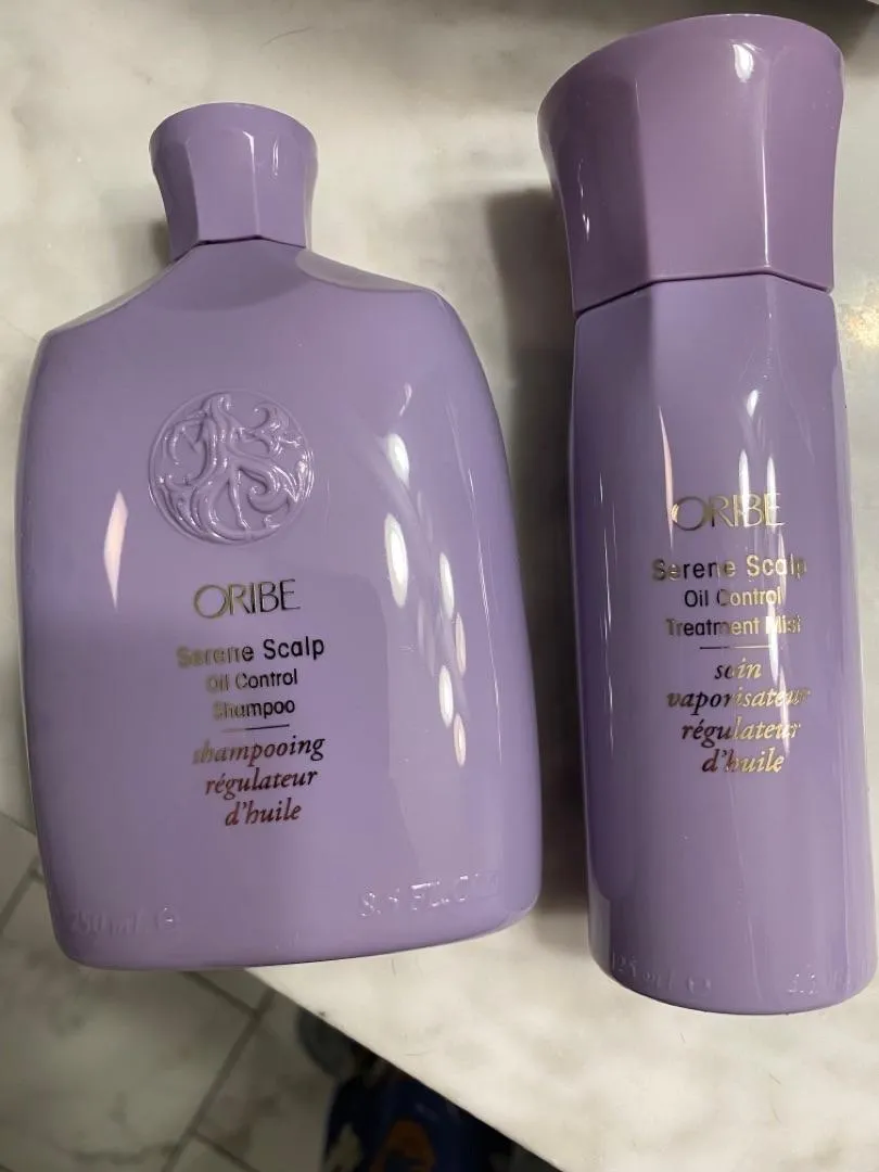 Oribe Serene Scalp Oil Control Shampoo vet haar