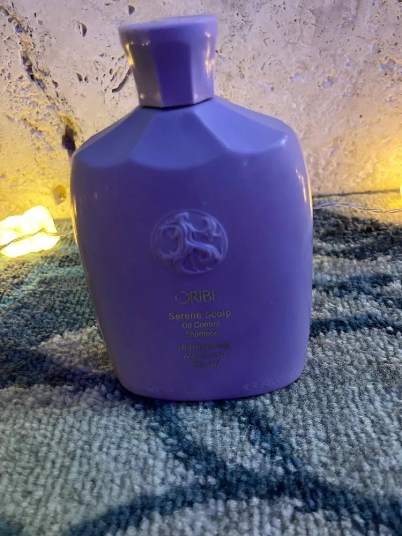 Oribe Serene Scalp Oil Control Shampoo vet haar
