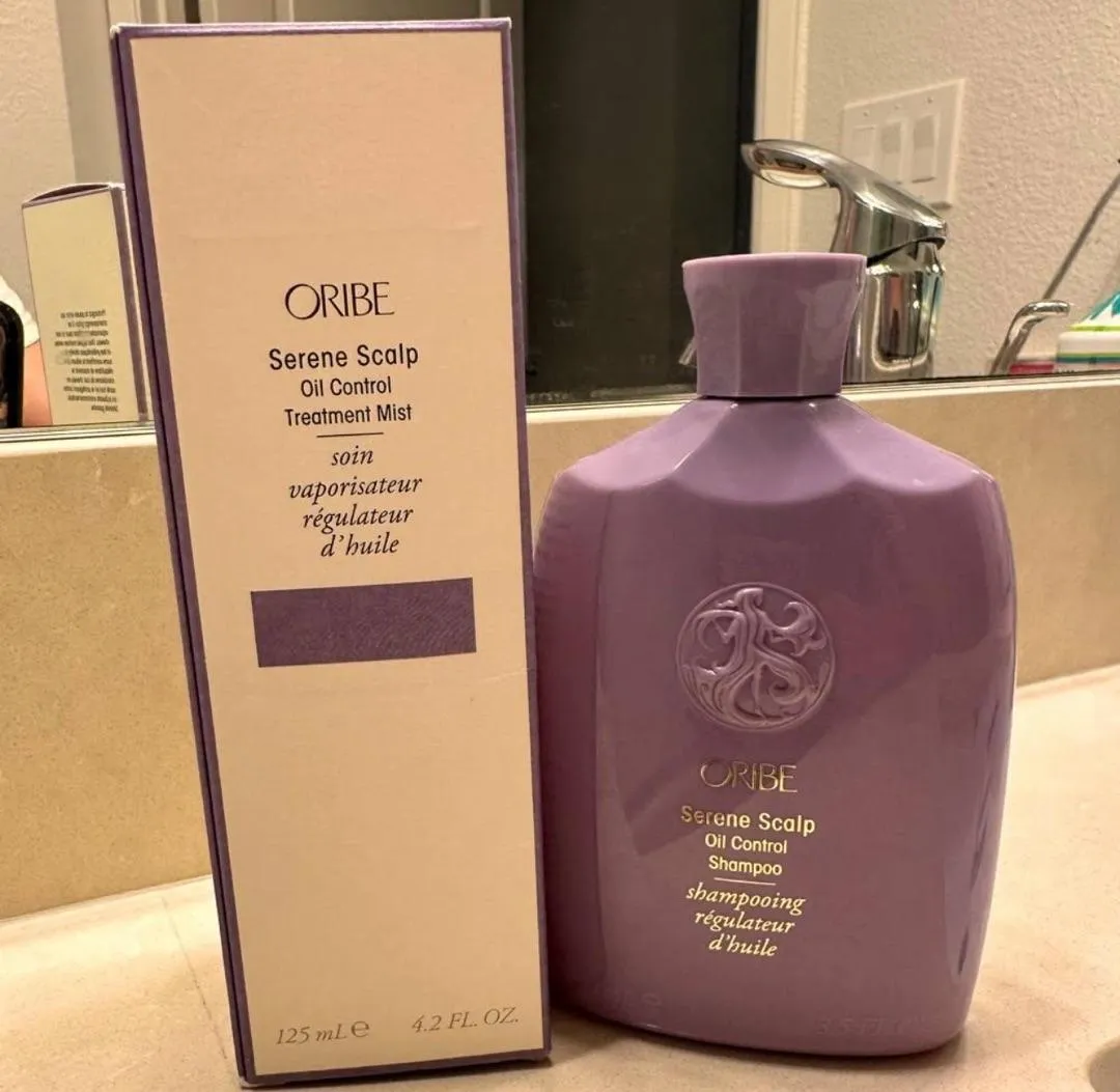 Oribe Serene Scalp Oil Control Shampoo vet haar