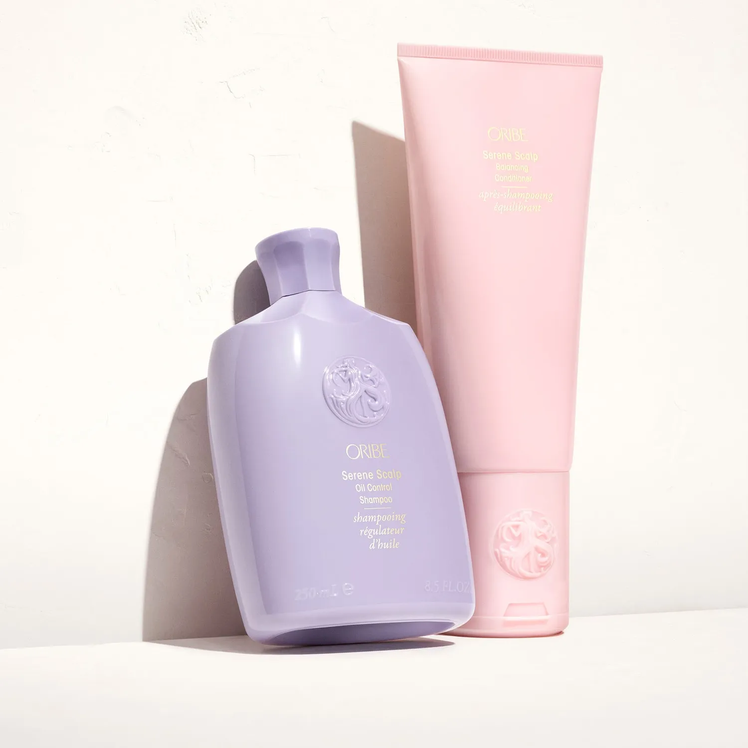 Oribe Serene Scalp Oil Control Shampoo vet haar