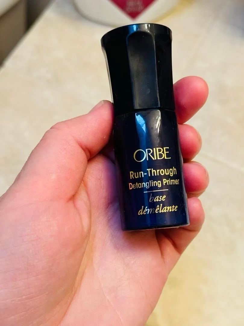Oribe Run-Through primer standaard ontwarrend
