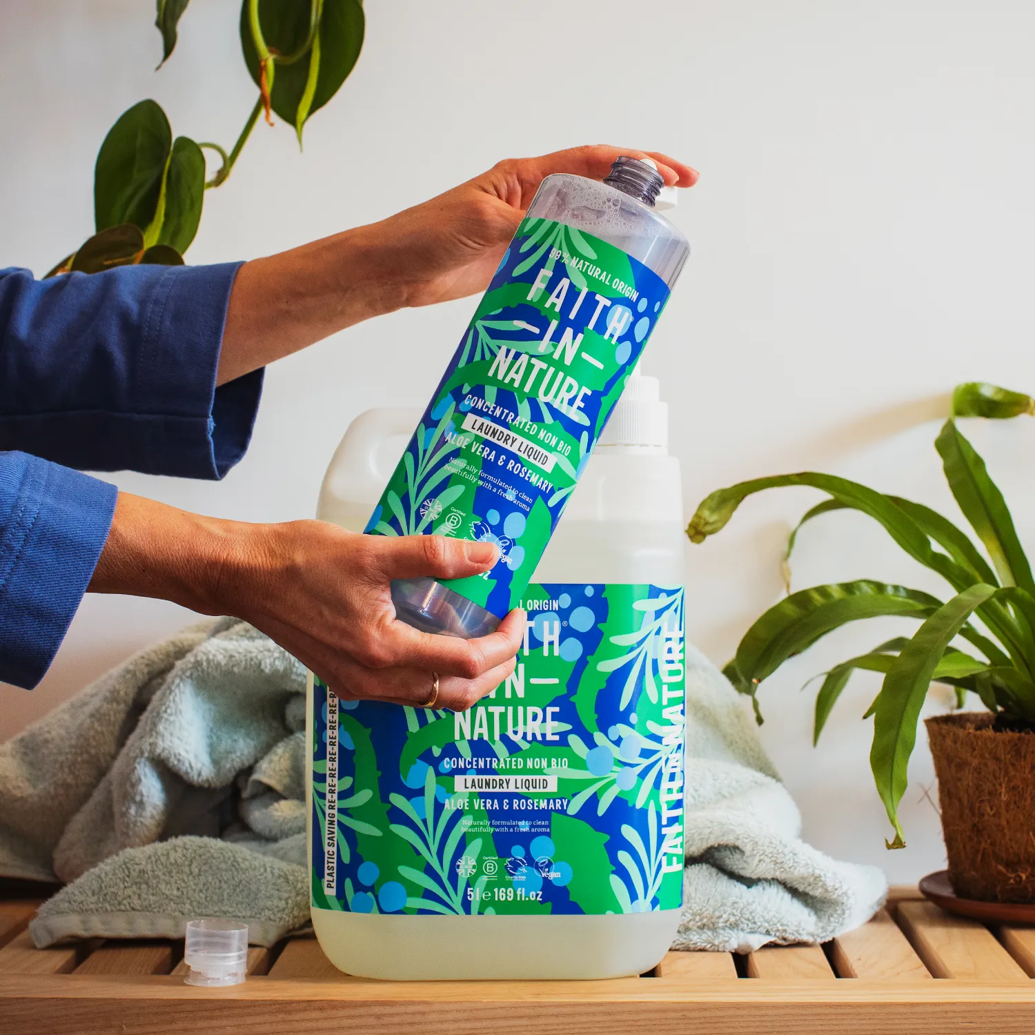 Faith in Nature Aloe Vera & Rosemary wasmiddel 1L zacht