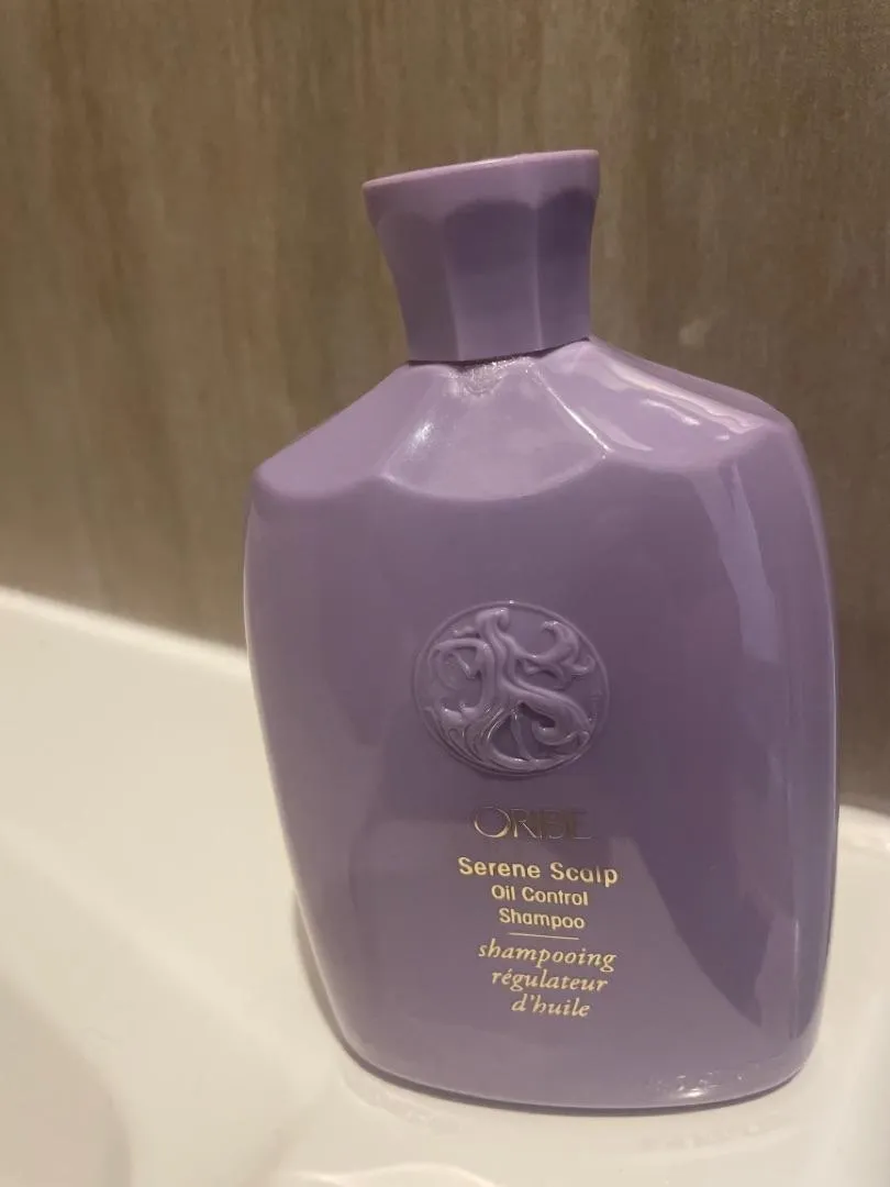 Oribe Serene Scalp Oil Control Shampoo vet haar