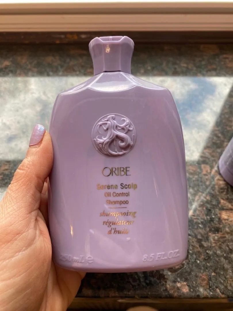 Oribe Serene Scalp Oil Control Shampoo vet haar
