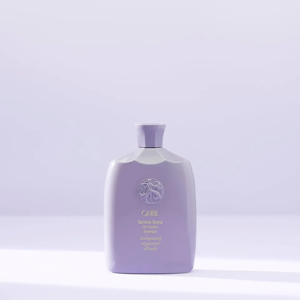 Oribe Serene Scalp Oil Control Shampoo vet haar