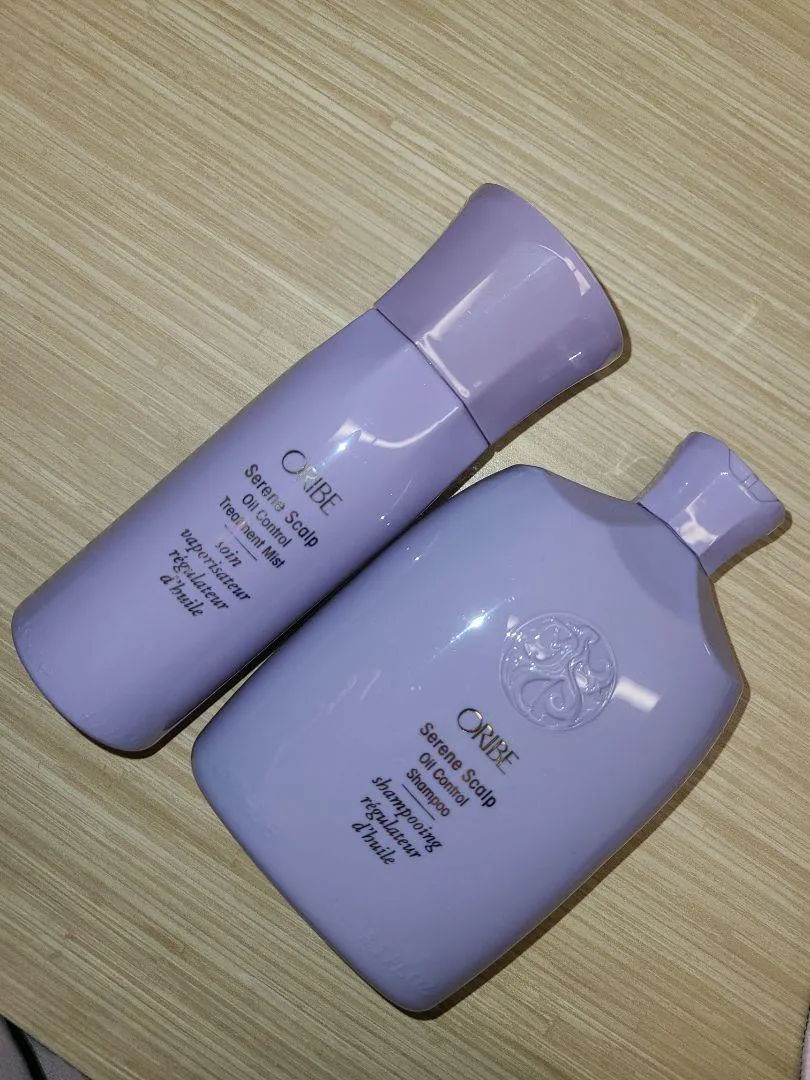 Oribe Serene Scalp Oil Control Shampoo vet haar
