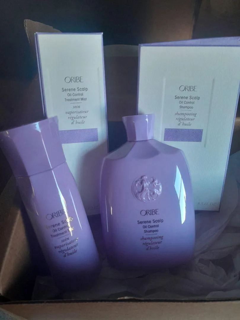 Oribe Serene Scalp Oil Control Shampoo vet haar